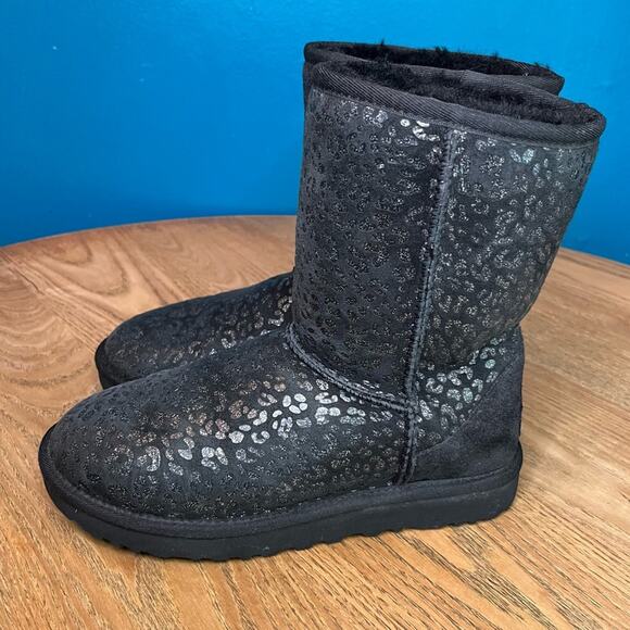 UGG Classic Short Snow Leopard Glitter Black Shearling Lined Boot Women’s Size 6 - Picture 4 of 9